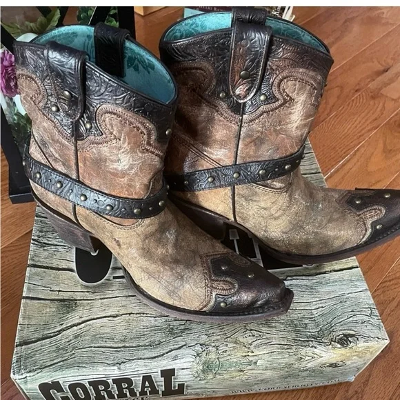 Womens Short Vintage Corral Western Boots - Picture 2 of 8